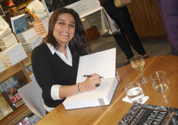 Docente lança livro no Shopping Villa Lobos